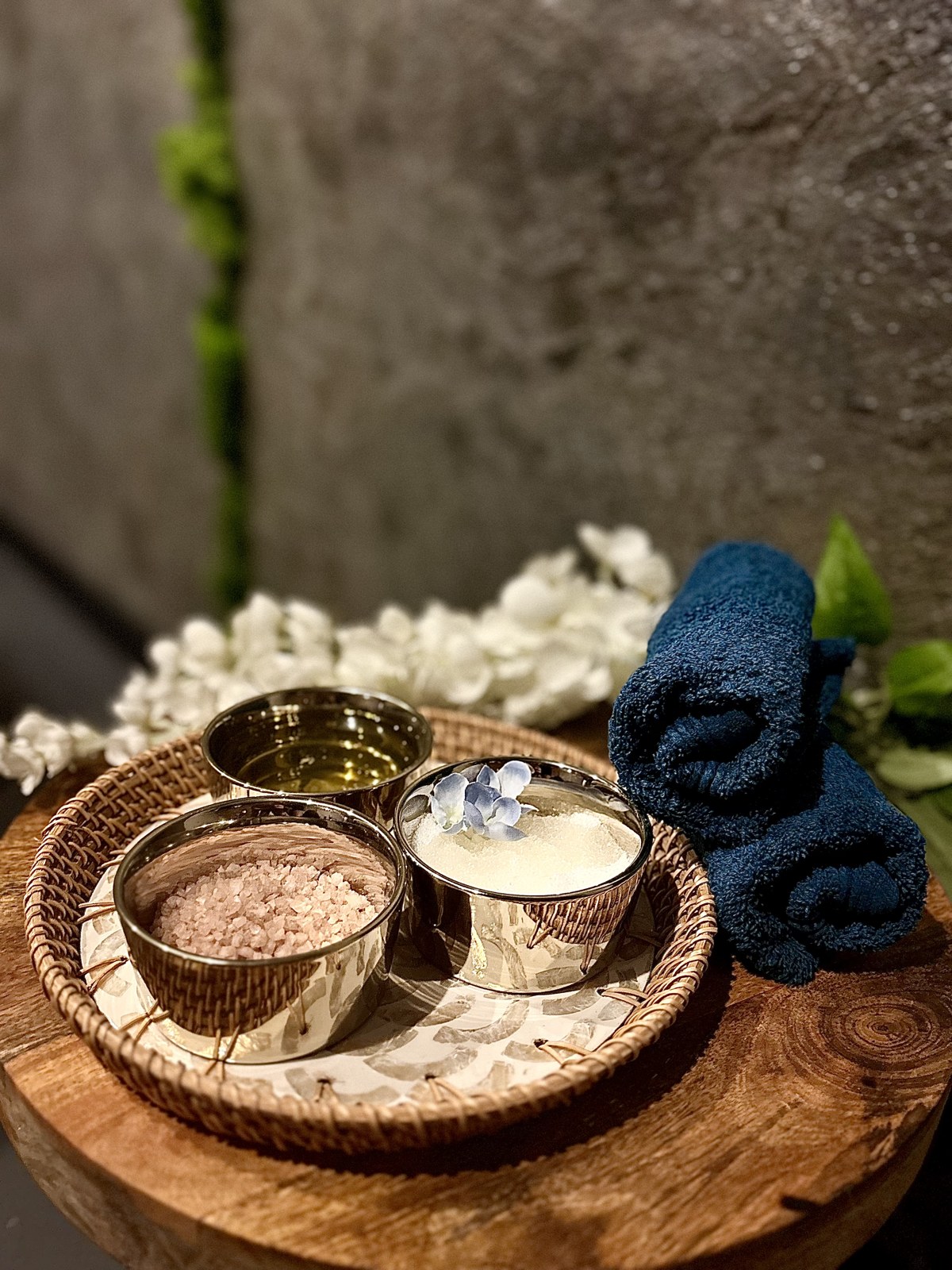 Spa tray with bath salts, oil, scrub and rolled navy towels — Property Presentation Reset, Poznań apartment